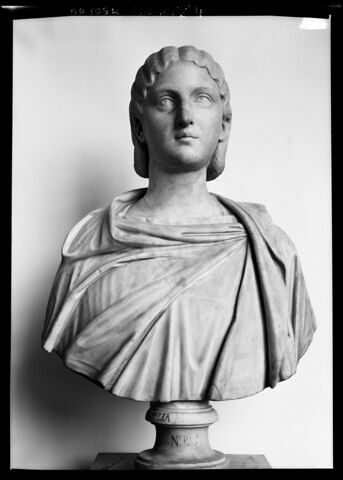 statue, image 4/7