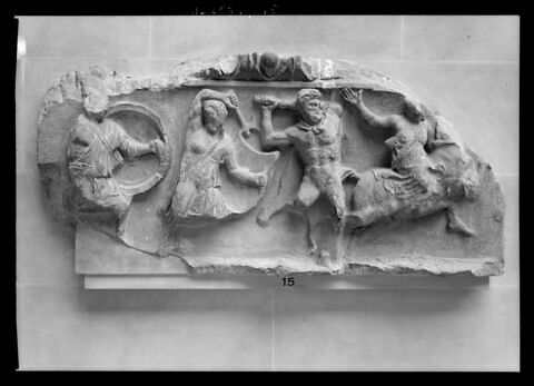 Frise du temple d'Artemis à Magnésie du Méandre, image 2/3