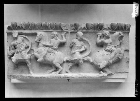 Frise du temple d'Artemis à Magnésie du Méandre, image 2/2