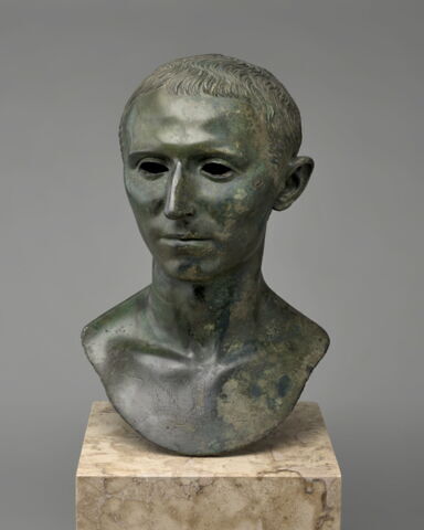 statue