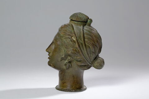 Vase funéraire en forme de tête féminine, image 4/4
