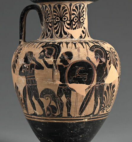 Amphore à figures noires ornée de guerriers, image 2/3