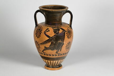 Amphore à figures noires ornée d'une danseuse jouant des crotales et d'un bouc, image 2/2