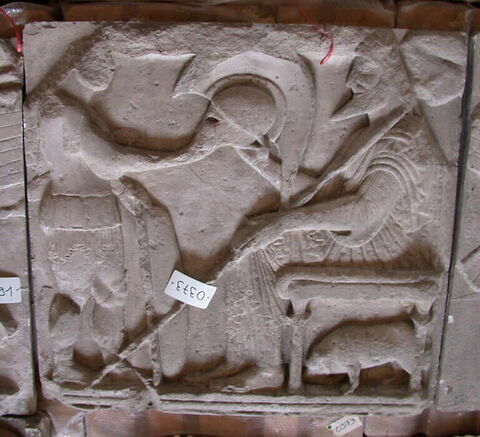Tirage d’une plaque représentant un guerrier debout remettant un casque à un personnage barbu trônant