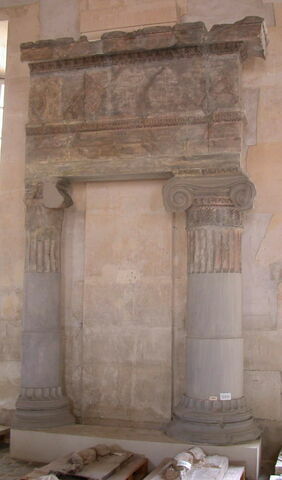 Tirage d’un ordre ionique.
Manquent les volutes et le décor d'acanthes et d'oves sur la colonne gauche., image 2/2