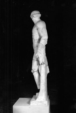 statue, image 3/3