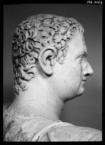statue, image 4/11