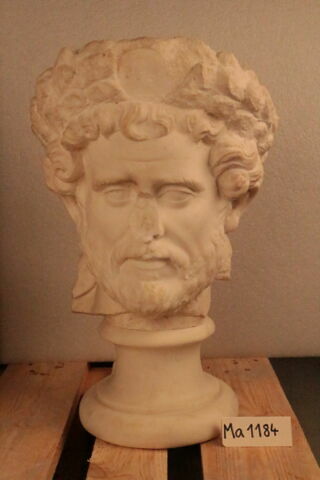 statue, image 2/4