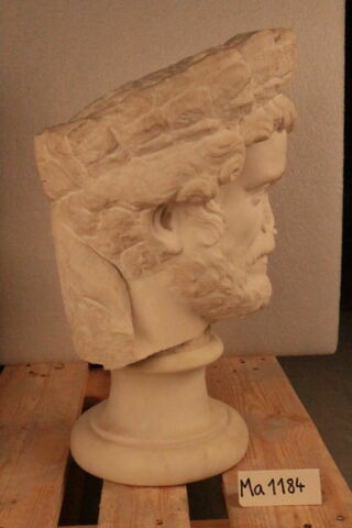statue, image 3/4