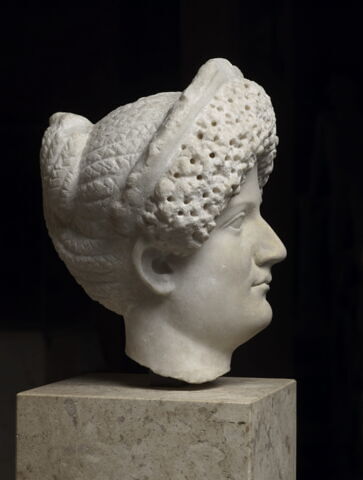 statue, image 2/6