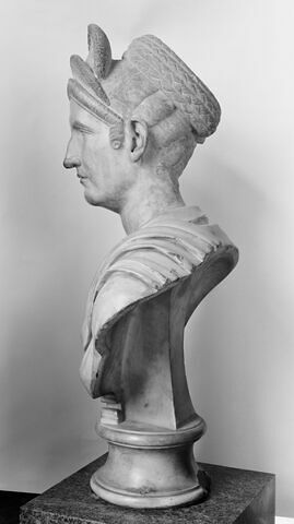 statue, image 8/10