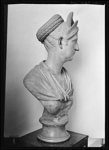 statue, image 9/10
