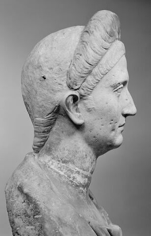 statue