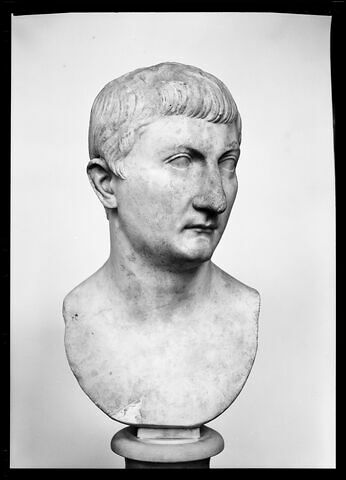 statue, image 2/5