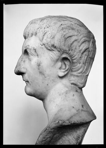 statue, image 3/5