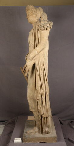 statue