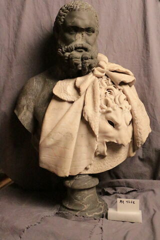 statue
