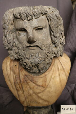 statue