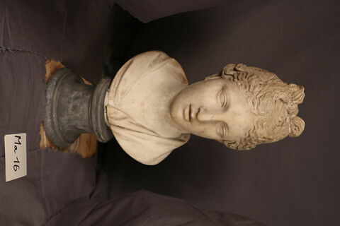 statue, image 2/2