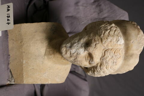 statue, image 2/4