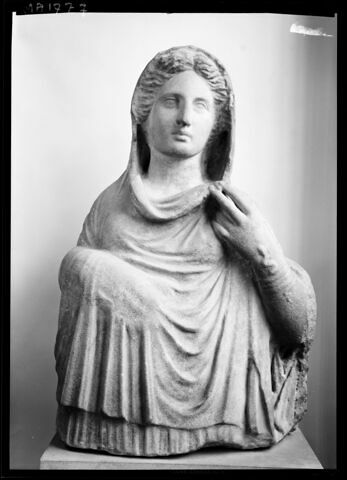 Demi-statue funéraire, femme drapée, image 2/3