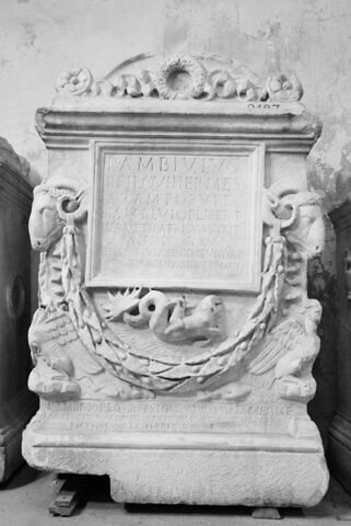 autel funéraire, image 6/6