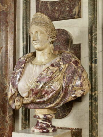 statue, image 3/3
