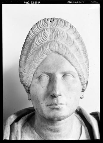 statue  ; statue en buste, image 2/7