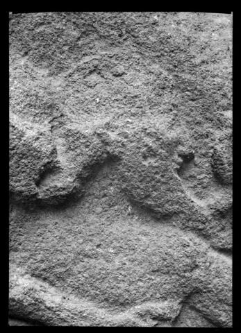 Frise architrave du temple d'Athena à Assos, combat d'Héraclès et Triton, image 3/5
