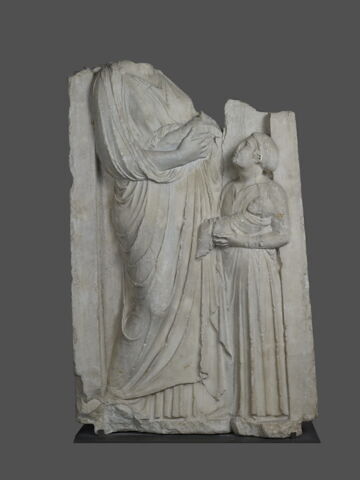 Stèle funéraire femme, servante et nourissons