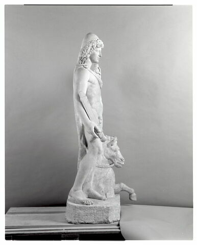statue