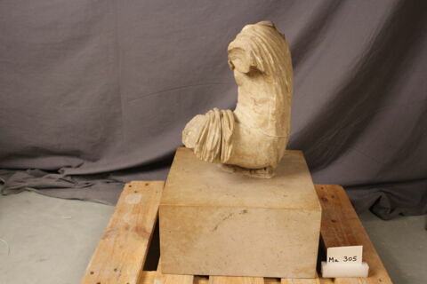 statuette, image 3/9