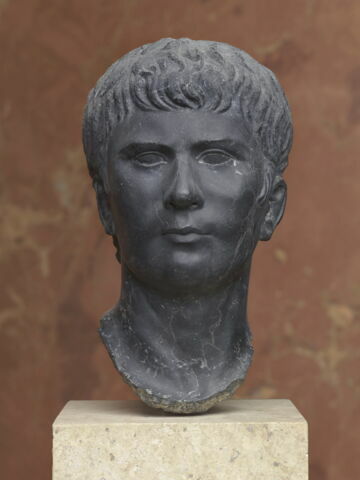 statue