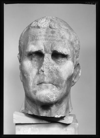statue, image 2/4