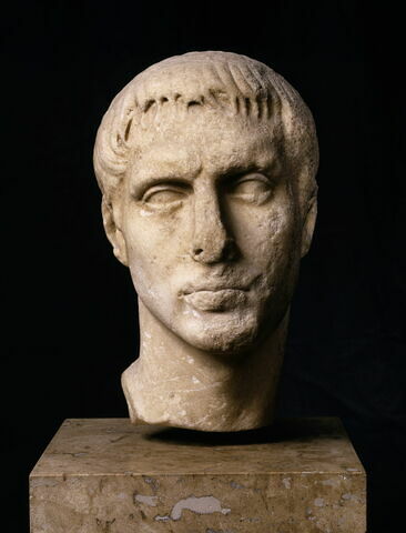 statue