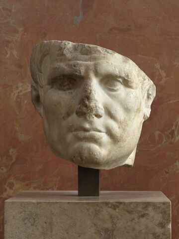 statue, image 2/2