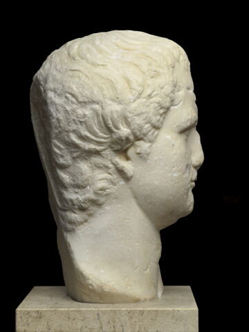 statue, image 3/5