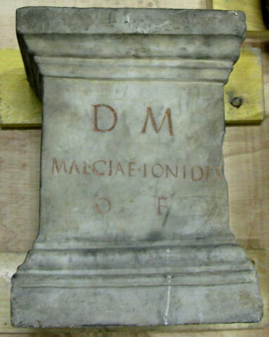 autel funéraire  ; base de statue, image 2/2