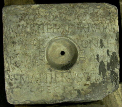 table à libations ; inscription, image 2/2