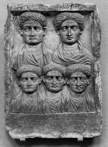 stèle funéraire, image 2/3