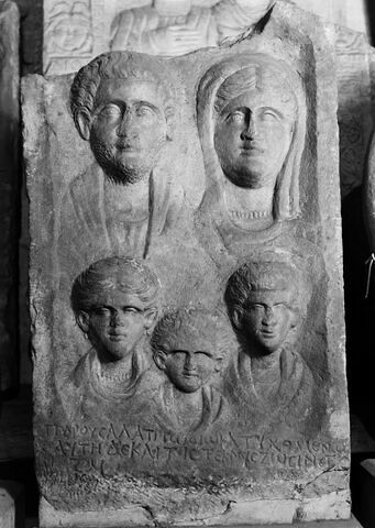 stèle funéraire, image 2/3