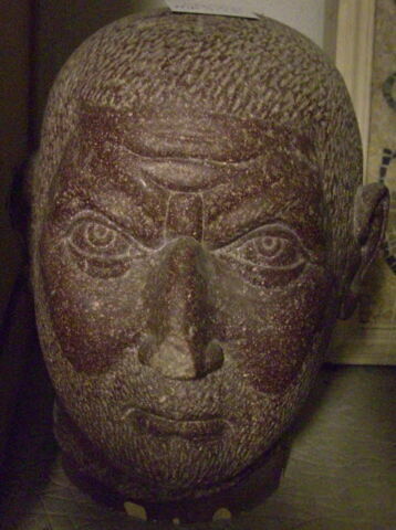 statue, image 2/2