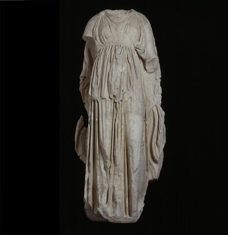 Statue funéraire, femme drapée