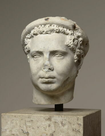 statue, image 2/2