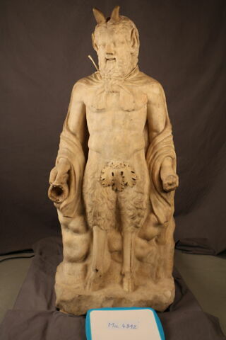 statue