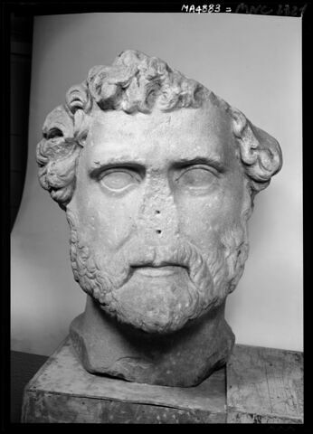 statue