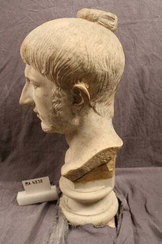 statue, image 2/4