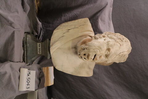 statue, image 3/4
