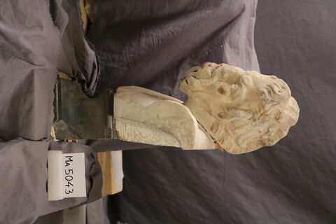 statue, image 2/4