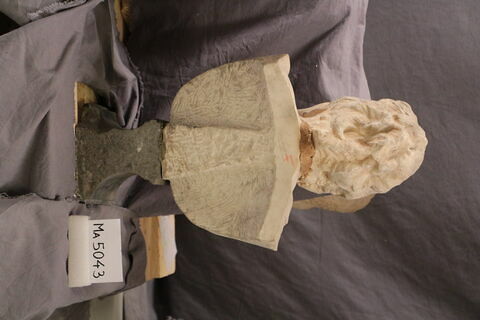statue